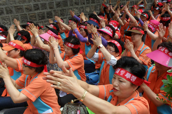 이날 국민노총 환경서비스노조 서울메트로지부 소속 조합원 300여명은 서울시를 향해 비정규직 청소노동자 임금 차별을 해소하라고 촉구했다.