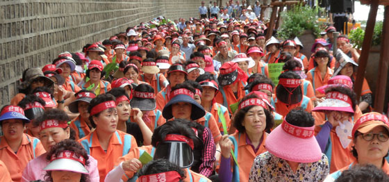 서울메트로 청소용역 비정규직 노동자 300여명이 임금차별과 정원축소에 항의하고 있다.
