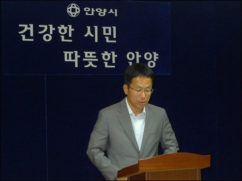 안양시의회 민주통합당 박현배 시의원이 28일 기자회견에서 민주통합당을 탈당하고 무소속으로 후반기 의장에 출마한다고 밝히고 있다. 