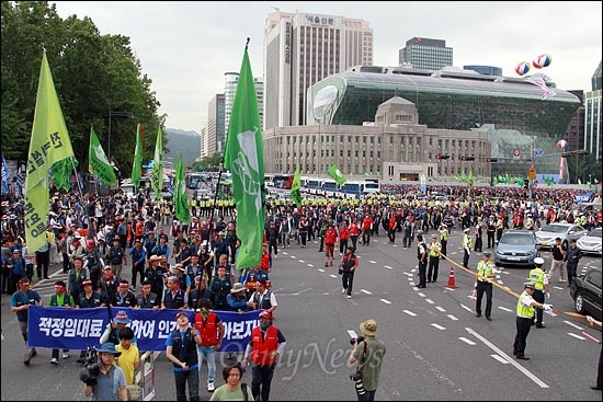 28일 오후 서울시청앞 서울광장에서 열린 '건설노동자 총파업 투쟁승리 결의대회'에 참석했던 1만여명의 노동자들이 거리 행진을 시작하고 있다.