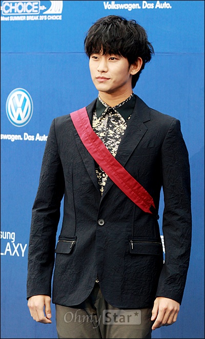  28일 저녁 서울 장충동 반얀트리 스파앤서울에서 열린 2012 Mnet < 20's Choice > 블루카펫에서 배우 김수현이 포즈를 취하고 있다.