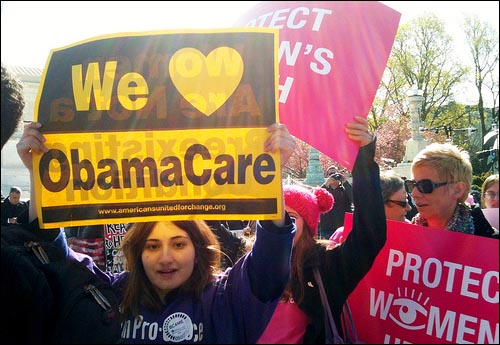 버락 오바마 대통령의 건강보험개혁법을 지지하는 시민들이 연방 대법원 앞을 행진하고 있다.