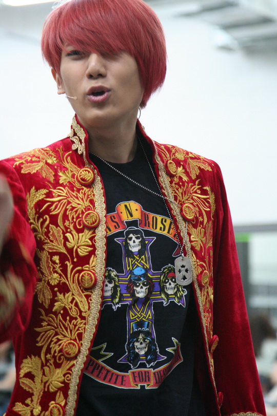 뮤지컬 <모차르트!> 연습실 공개 뮤지컬 <모차르트!> 하이라이트 시연을 선보이는 장현승. 모차르트의 전매특허인 빨간 자켓을 입고 있다