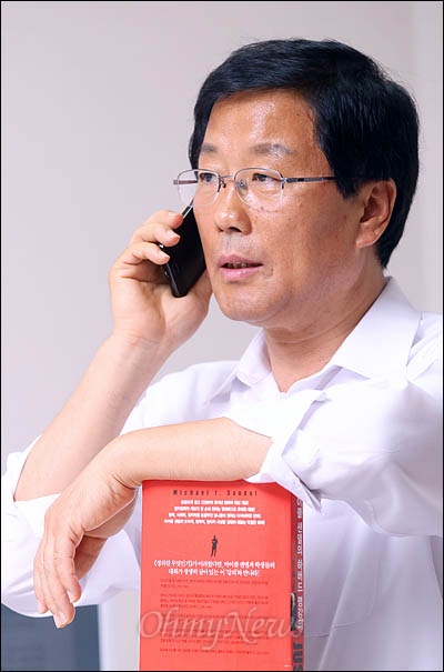 문재인 민주통합당 대선 예비후보의 비서실장으로 내정된 윤후덕 의원이 어디선가 걸려 온 전화를 받고 있다.