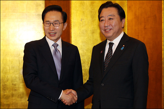 지난 5월 13일 이명박 대통령과 노다 요시히코(野田佳彦) 일본 총리가 중국 베이징(北京)에서 열린 한일 정상회담에서 악수하고 있다.