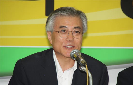 1일 대전을 방문해 기자간담회를 열고 있는 민주통합당 문재인 의원.