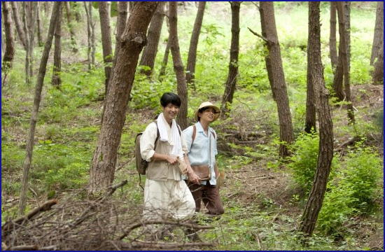 아사카와다쿠미와 조선인 동료 이청림이 조선의 산과 나무를 둘러본다.    (영화 장면)

