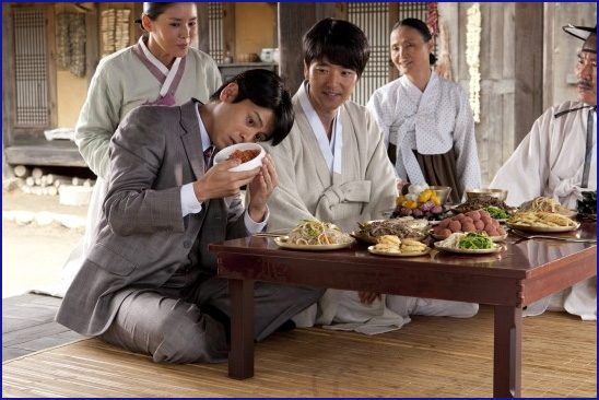 조선밥상에서 흔히 볼 수 있는 대접이 백자임을 알고 놀라는 다쿠미(영화 장면)