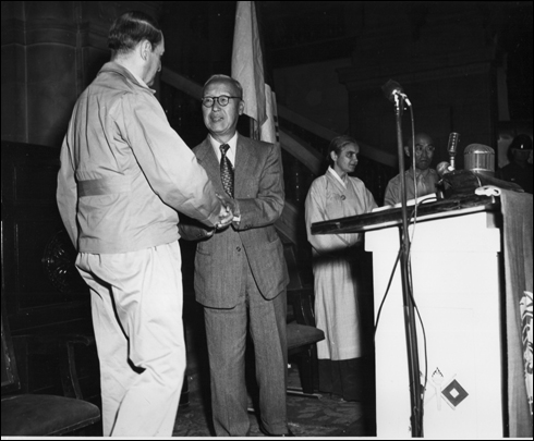 1950. 9. 중앙청 서울수복기념식장에서 이승만 대통령이 맥아더 장군에게 
감사의 말을 전하며 손을 잡고 있다.