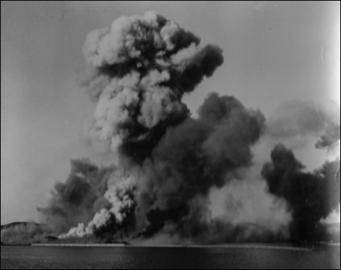 1950. 12. 24. 유엔군들이 흥남철수작전 완료 뒤 흥남부두를 폭파하고 있다.