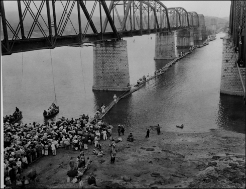 1950. 5. 중국군의 춘계공세로 세 번째 피란을 떠나는 서울 시민들이 한강 부교를 건너고 있다, 