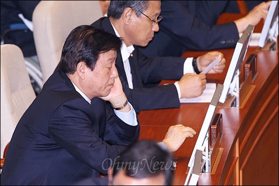  제수 성추행 혐의로 물의를 빚은 김형태 의원이 지난 2일 국회 본회의장에서 열린 제19대 국회 개원식에 참석해 앉아 있다. 김 의원은 본래 새누리당 의원으로 당선됐으나 제수의 결정적 증언이 나오는 등 파장이 커지자, 새누리당을 탈당해 무소속으로 의원직을 유지하고 있다. 