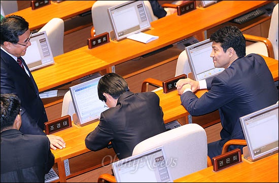 논문 표절 의혹으로 새누리당을 탈당한 문대성(맨 오른쪽) 의원이 2일 제19대 국회 개원식에 참석해 무소속으로 의원직을 유지하고 있다. 
