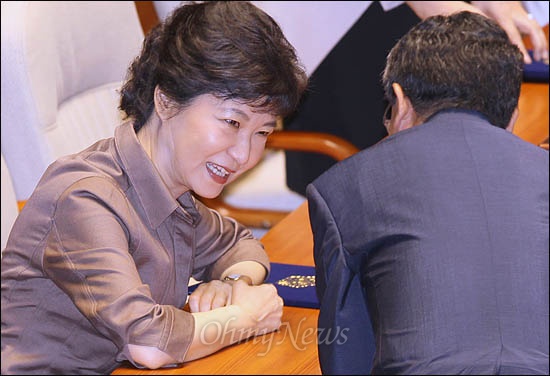 박근혜 새누리당 의원이 지난 2일 제19대 국회 개원식에서 동료의원들과 얘기를 나누고 있다.