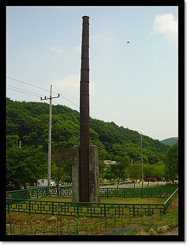  배모양 지형에 돛 역할을 했다는 말이 있다. 공주갑사, 청주 용두사터, 칠장사에만 남아 있는 철 당간지주는 우연이 아닐 것이다
