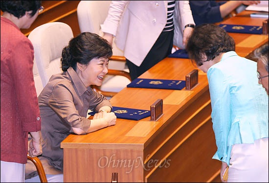 박근혜 새누리당 의원이 지난 2일 제19대 국회 개원식에 참석해 동료의원들의 인사를 받고 있다.