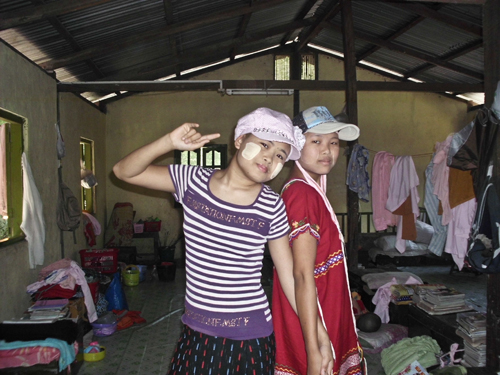 사진 찍는다고 승복 벗어던지고 얼굴에 타나까 바르며 최대한 멋낸 소녀 스님들. 선크림과 보습제 역할을 하는 타나까는 미얀마 사람들이 애용하는 천연화장품이다. 