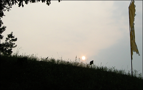 산마루에 걸쳐 노을을 준비하는 태양.
