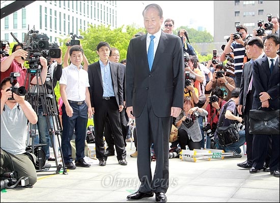 '영일대군' 이상득 포토라인에 서다 금품로비·불법정치자금 수수 혐의로 이명박 대통령의 친형인 이상득 전 의원이 3일 오전 서초동 대검찰청에 소환되며 포토라인에 서 있다.