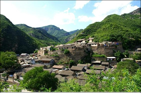 산들이 품고 있는 마을의 모습