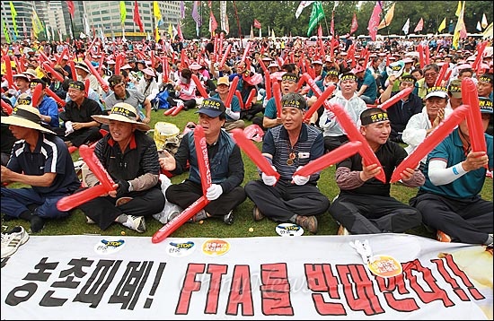  한·중 FTA 2차 협상이 시작된 3일 오후 서울광장에서 열린 한중 FTA 중단 전국 농어민 결의대회에서 참가자들이 농민들의 생존권과 국민들의 건강권을 위협하는 한중 FTA 중단을 요구하고 있다.