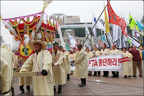  한·중 FTA 2차 협상이 시작된 3일 오후 서울광장에서 한중 FTA 중단 전국 농어민 결의대회를 마친에서 참가자들이 농민들의 생존권과 국민들의 건강권을 위협하는 한중 FTA 중단을 요구하며 상여를 앞세우고 거리행진을 벌이고 있다. 