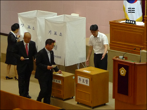 안양시의원들이 후반기 의장을 선출하기 위해 투표를 하고 있다.