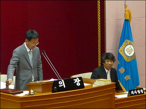 안양시의회 후반기 의장으로 선출돼 첫 의사봉을 두들기는 박현배 의장