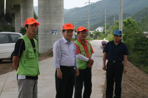 지난 7월1일 일요일인데도 불구하고 근무하고 있는 홍천강 문놀이 안전요원들을 격려하는 허필홍 홍천군수