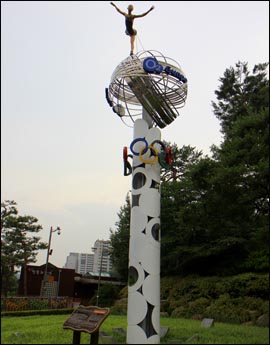 군포시 수리동 철쭉동산 주변에 2010년 건립된 김연아 흉상. 
