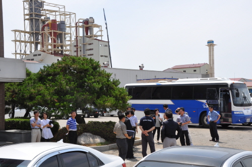 아산시의회는 6월26일 수년째 논란이 되고 있는 동화기업 악취 민원현장을 찾았다. 이날 동화기업은 학부모와 지역주민의 공장 출입을 통제해 비난을 받았다.