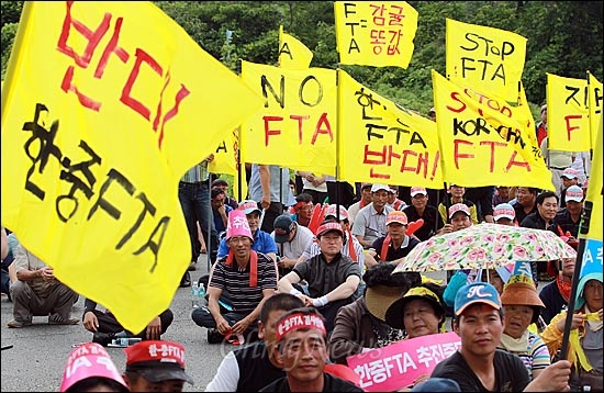 4일 오후 제주도 서귀포시 중문 컨벤션센터 앞에서 열린 '한중 FTA 중단 국민대회'에 참가한 농민들이 농민들의 생존권과 국민들의 건강권을 위협하는 한중 FTA 중단을 요구하고 있다.