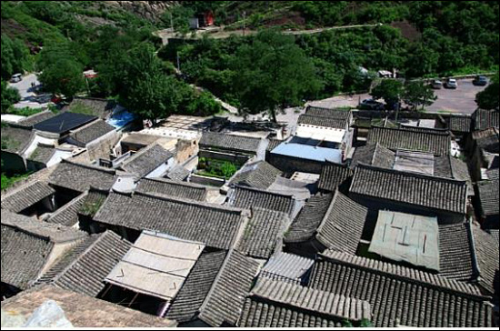 중국 전통 가옥의 특징인 사합원의 모습이 여실히 드러나는 풍경이다.