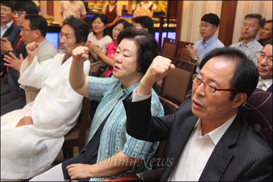  민주노총 경남본부는 4일 저녁 창원 뷔페캐슬에서 "권영길과 함께 만들어 온 진보정치 1번지 창원"이라는 제목의 행사를 열었다. 사진은 권영길 전 의원과 강기갑 통합진보당 혁신비대위원장 등이 민중가요를 부르고 있는 모습.
