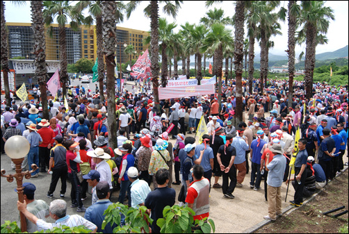 한중FTA 협상을 저지하기 위해 많은 농민들이 집회에 참가했다.