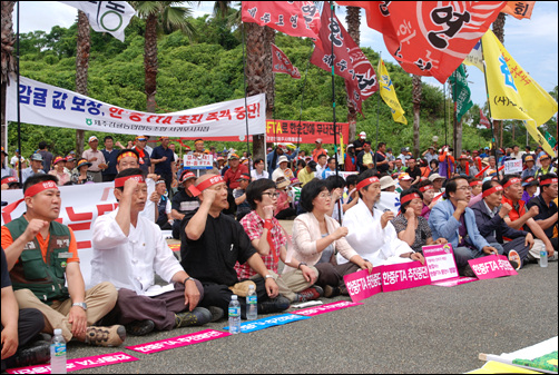통합진보당 강기갑 비대위원과 민주당 장하나 의원 등 많은 인사들이 집회에 참가해 농민들과 한 목소리를 냈다.