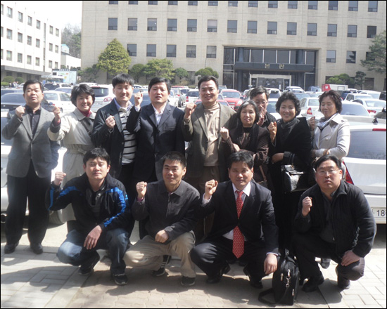 박윤근 경사(첫째줄 왼쪽에서 두번째)가 파면무효 소송 1심에서 승소한 뒤 법원 앞에서 기념촬영한 무궁화클럽 회원들. 
