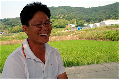  서천군 마산면 벽오리 박대수 이장. 40살 젊은 나이에 이장이 된 박대수씨. 웃는 형태 따라 자리 잡힌 주름이 마을이장님 아니랄까봐 순수하고 소탈하다.