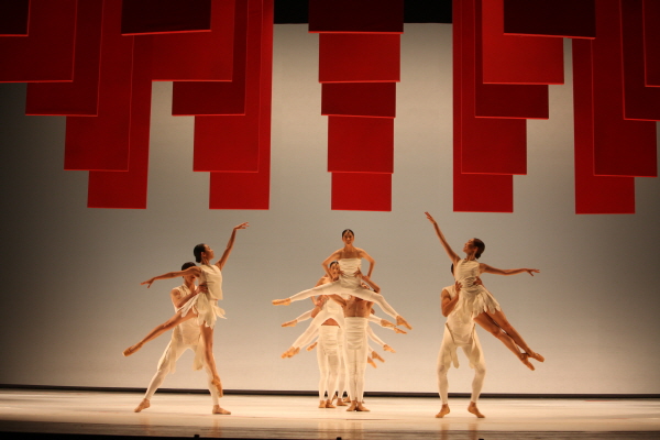 국립발레단 '포이즈'공연 중. 흰 바탕에 붉은색 이동무대로 강렬함과 균형을 표현하였다.