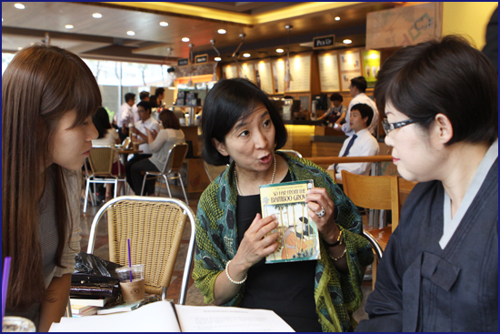 일본을 피해국으로 그린 <요코 이야기> 영어판을 들고 문제점을 설명하는 아그네스씨.