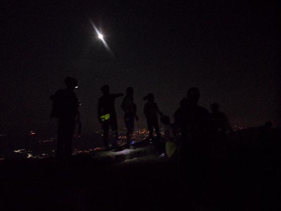 야간산행 원효봉에 올라서서...
멀리 도시의 불빛과 머리 위 달빛 보며...