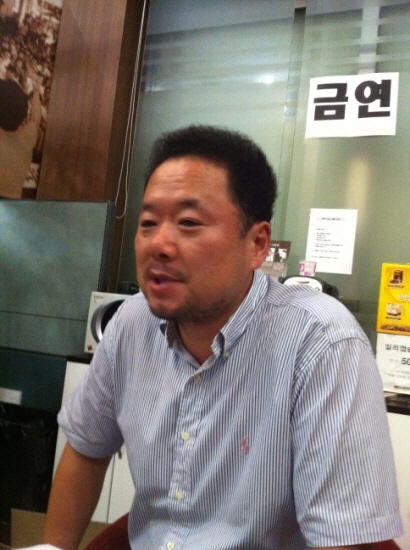 인터뷰 하는 MBC 박성제 기자