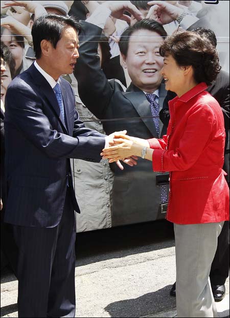 사진은 박근혜 전 대표가 2010년 한나라당 대표최고위원 및 최고위원 선출경선에 후보로 나선 한선교 후보의 이동식 선거사무소 개소식에 참석해 한 후보와 악수하고 있는 모습. 