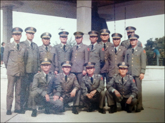 1978년 육군대학에서 교육을 받던 육사 25기 장교들. 앞 줄 왼쪽에서 첫번째 앉은 이가 강창희 소령, 두번째가 김오랑 소령.