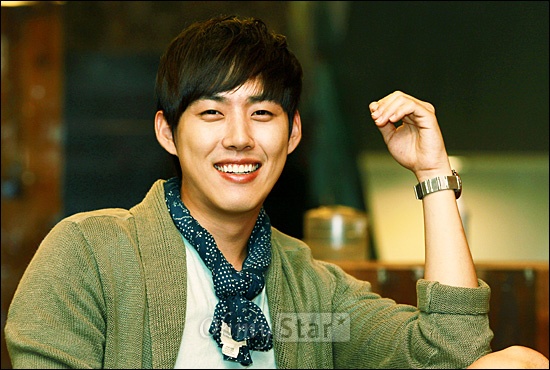  KBS2 월화드라마 <빅>에서 길충식 역의 배우 백성현이 26일 오후 서울 신사동의 한 카페에서 환하게 웃고 있다.
