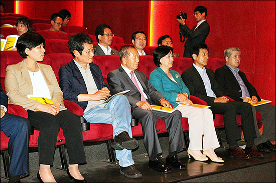  6일 열린 '한국영화를 사랑하는 의원 모임' 창립식에 참석한 영화계 인사들과 국회의원들