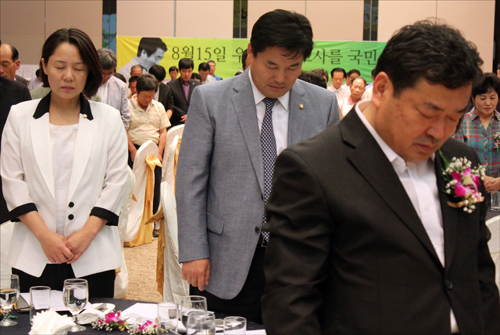 (왼쪽부터) 임수경, 홍의락 의원, 이승천 대구시당 위원장이 묵념을 하고 있다.
