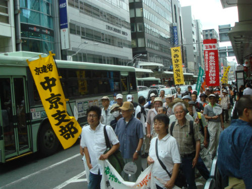　　요즈음 일본에서는 전국적으로 원자력발전 정지를 위한 데모를 하고 있습니다. 교토에서도 여러 단체가 참여하여 구호를 외치면서 시가행진을 하고 있습니다.  