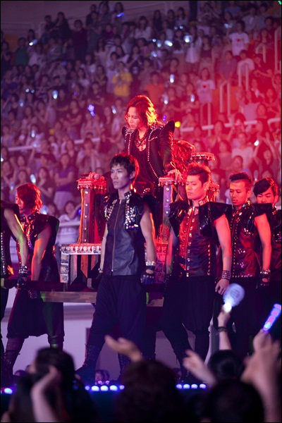  7일 오후 7시에 서울 고려대학교 화정체육관에서 열린 '2012 장근석 아시아 투어 The Cri Show2 In Seoul' 공연. 장근석이 무대 퍼포먼스를 보이고 있다.