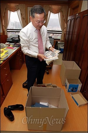 6년 임기를 마치고 오는 10일 퇴임하는 안대희 대법관. 서초동 대법원 10층 그의 사무실에서 짐 정리가 한창이다.